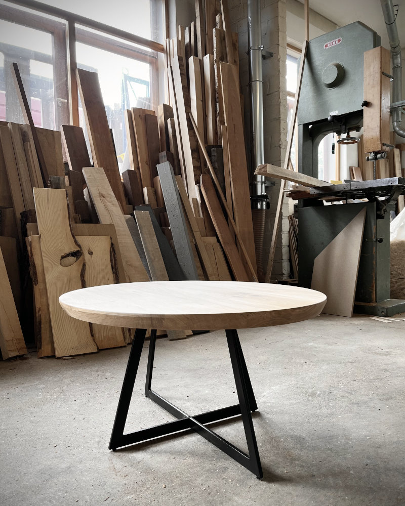 Ein Couchtisch vor dem Holzlager in einer Schreinerei