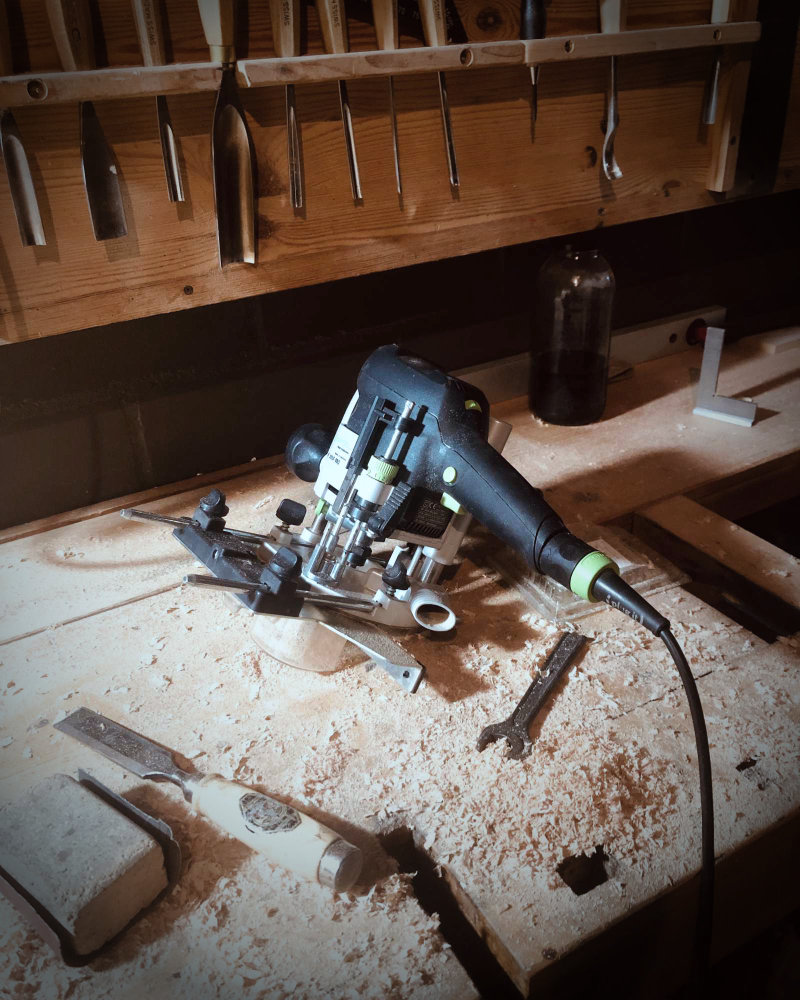 Oberfräse auf einer Hobelbank