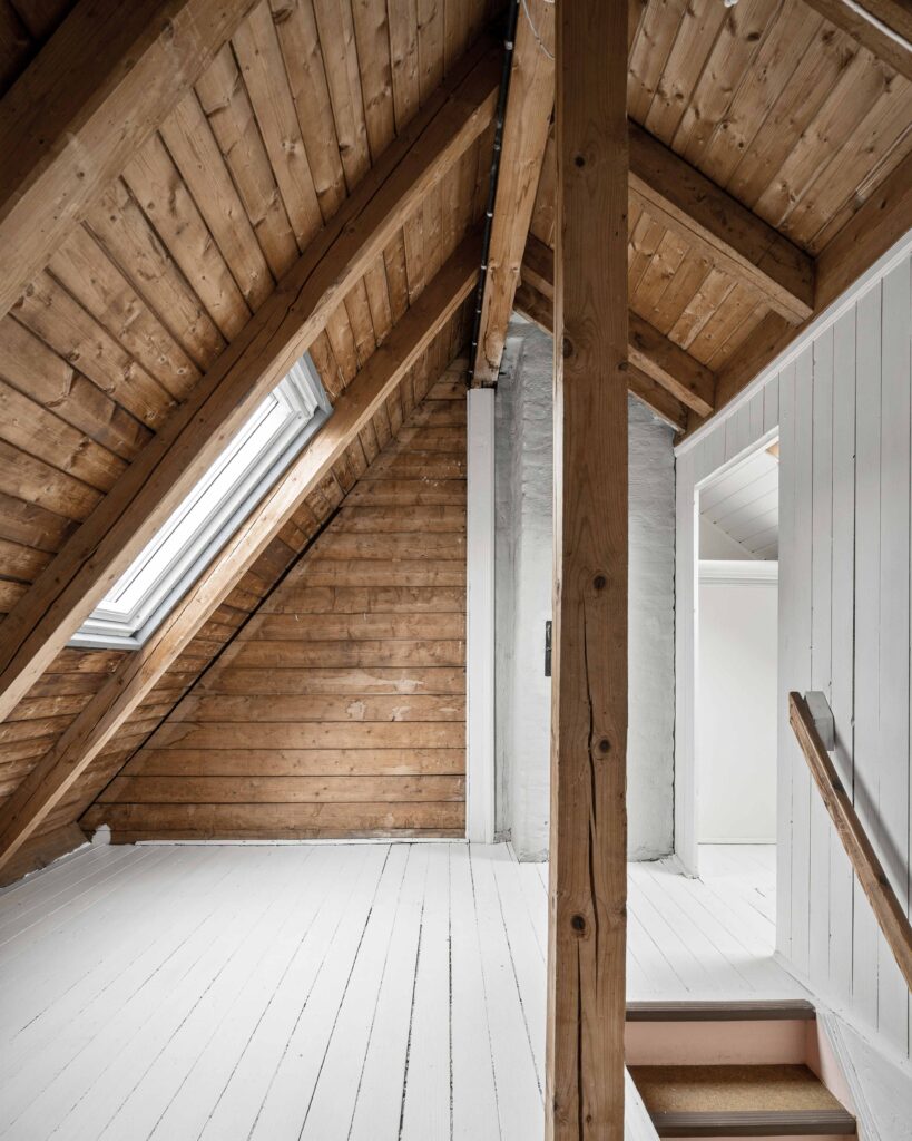Dachausbau mit viel Holz und Balken
