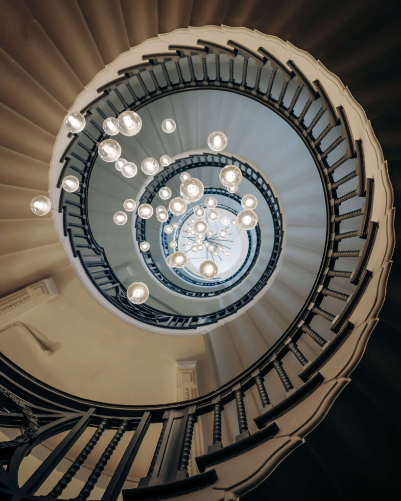 Blick in das Treppenauge eines spiralförmigen Treppenhauses