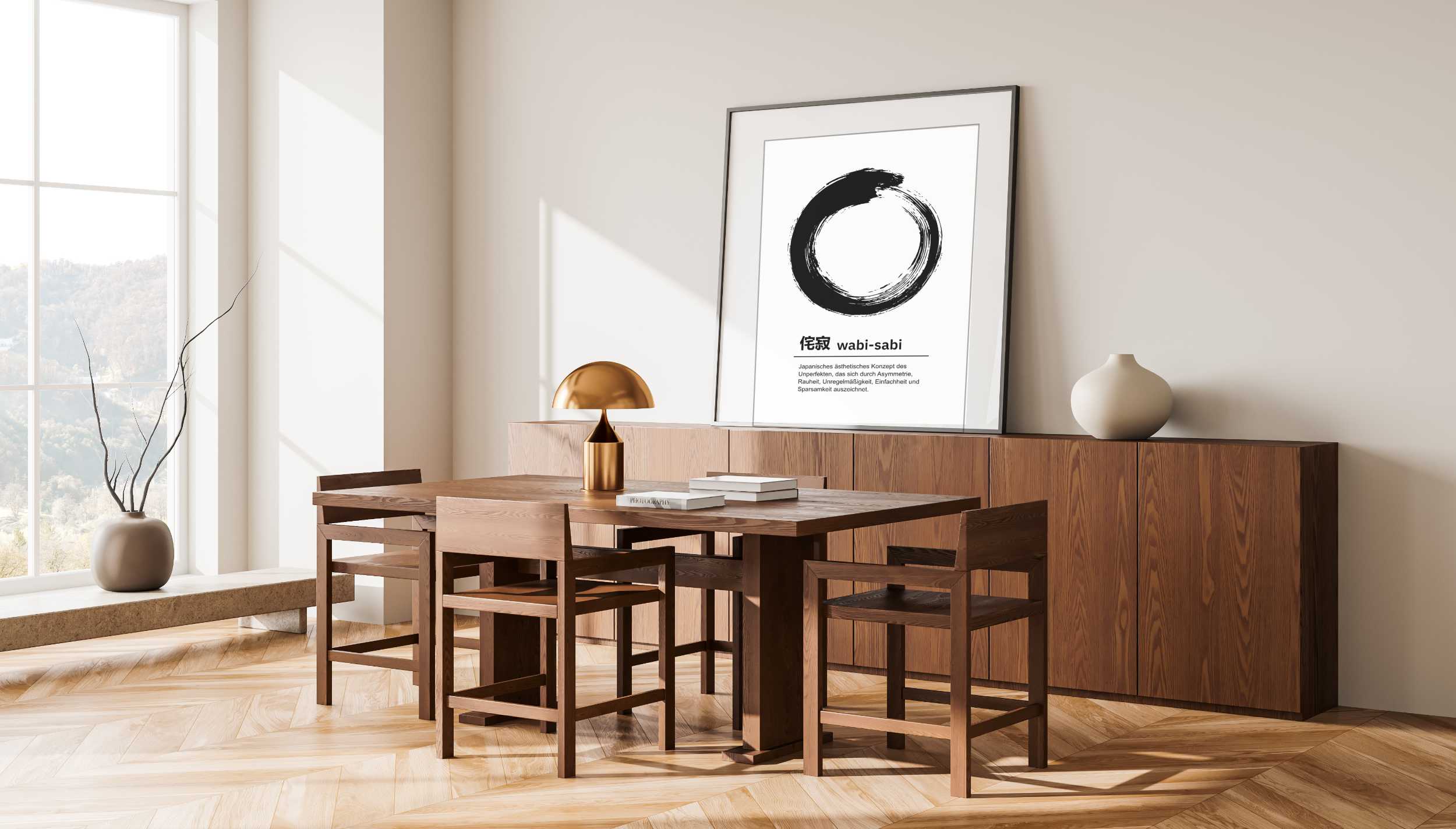 Ein Esszimmer mit einem Sideboard, einem Tisch und Stühlen aus Nussbaumholz. Auf dem Sideboard steht ein Bild mit einem Wabi-Sabi Kreis